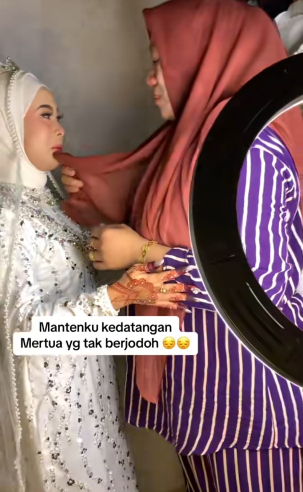 Momen haru ibu datangi pernikahan mantan kekasih sang anak, sikapnya ke pengantin bikin mewek
