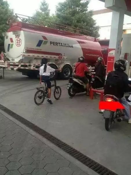 11 Potret kocak pemandangan saat antre di pom bensin ini sekali lihat jadi pengen nyengir
