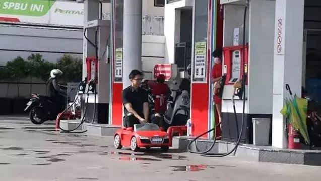 11 Potret kocak pemandangan saat antre di pom bensin ini sekali lihat jadi pengen nyengir