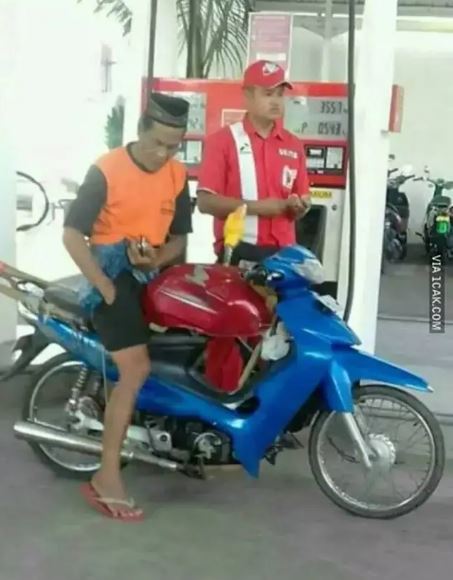 11 Potret kocak pemandangan saat antre di pom bensin ini sekali lihat jadi pengen nyengir