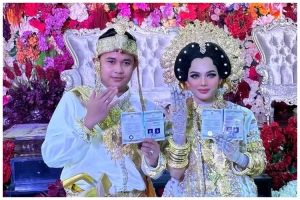 7 Potret detail wedding cake Putri Isnari dan Abdul Azis, megah bernuansa merah emas