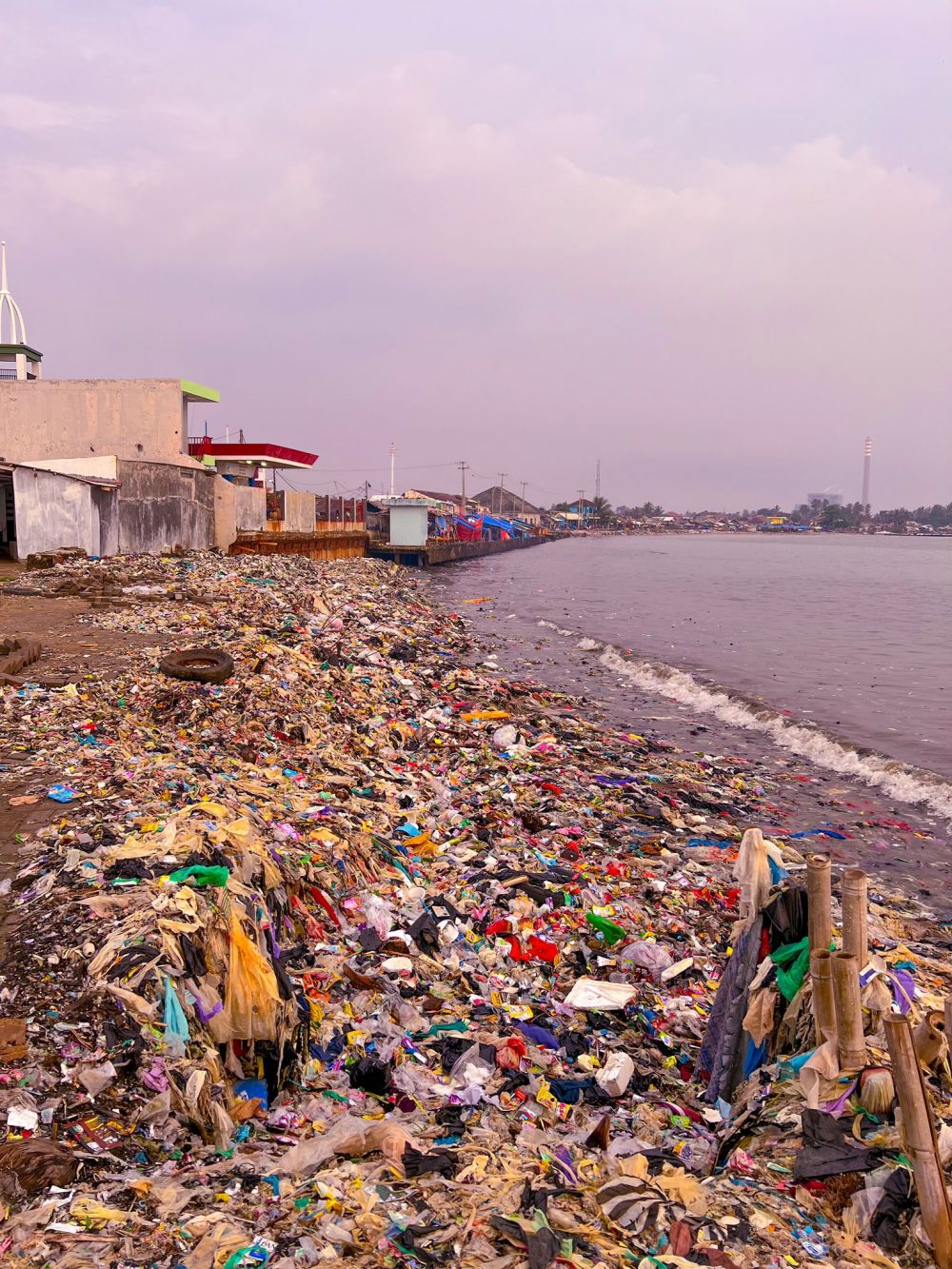 Dulu viral dibersihkan Pandawara, 8 potret Pantai Teluk Labuan kembali dipenuhi sampah ini bikin miris