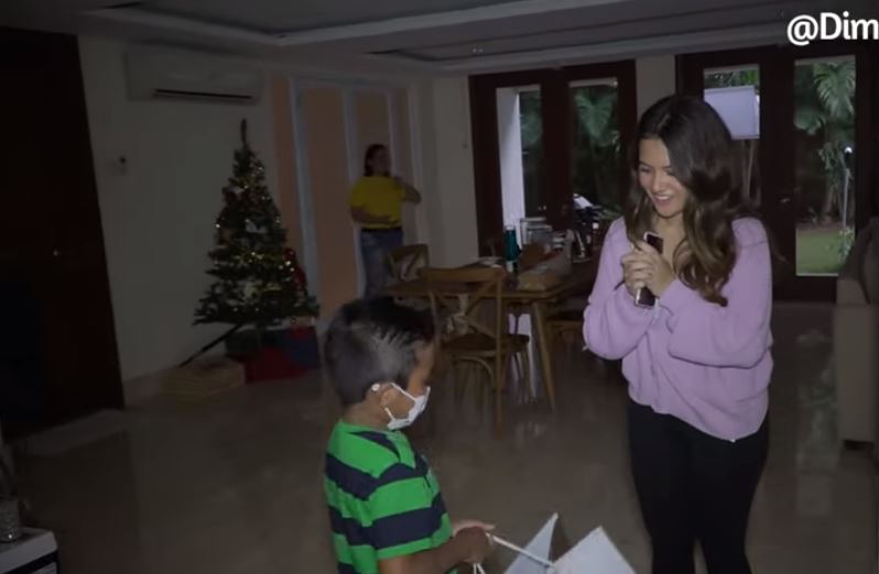 9 Potret dapur Marsha Aruan yang simpel abis, tapi terlihat mewah dengan meja island berlapis marmer