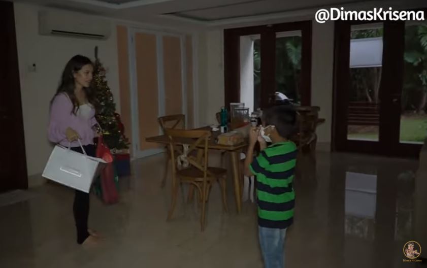 9 Potret dapur Marsha Aruan yang simpel abis, tapi terlihat mewah dengan meja island berlapis marmer