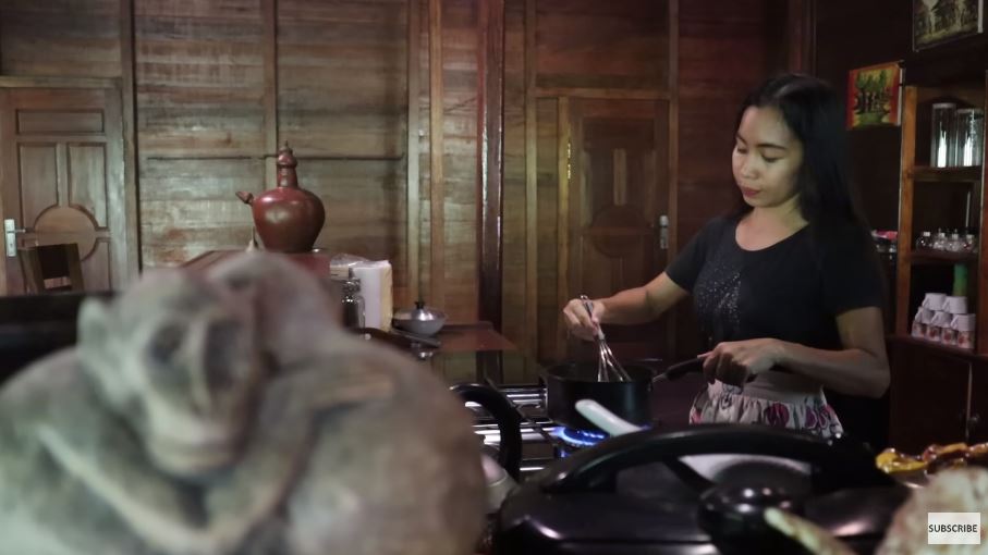 Dijuluki tarzan huni rumah hutan di Kalimantan, 9 potret dapur Andrew Kalaweit mirip ala bar coffeshop