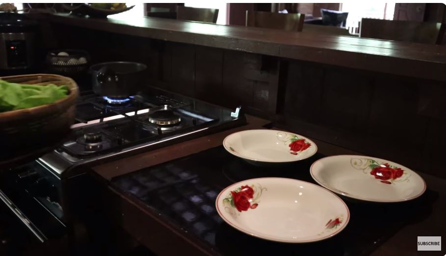 Dijuluki tarzan huni rumah hutan di Kalimantan, 9 potret dapur Andrew Kalaweit mirip ala bar coffeshop