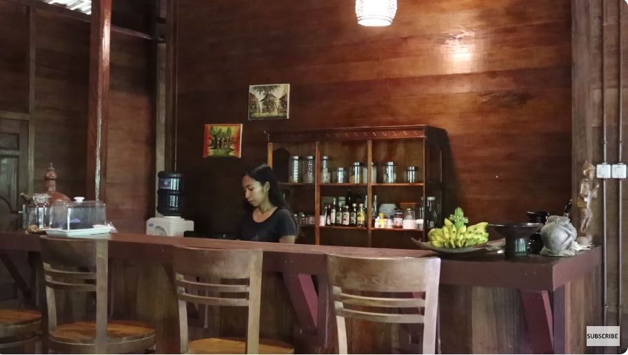 Dijuluki tarzan huni rumah hutan di Kalimantan, 9 potret dapur Andrew Kalaweit mirip ala bar coffeshop