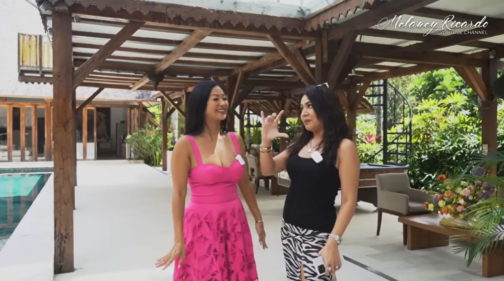 Hunian seluas 2.400 meter persegi dikelilingi sungai, 9 potret kolam renang Indah Kalalo bak resort