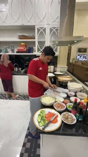 Hobi masak punya kitchen set mewah lengkap, 9 potret dapur Rizki Natakusumah calon suami Beby Tsabina