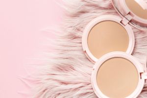 10 Rekomendasi compact powder untuk kulit berjerawat harga di bawah Rp 100 ribu, hasil jadi flawless
