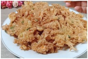 Tanpa baking powder, ini cara goreng telur dadar krispi agar keriting, lebar, dan renyah tahan lama