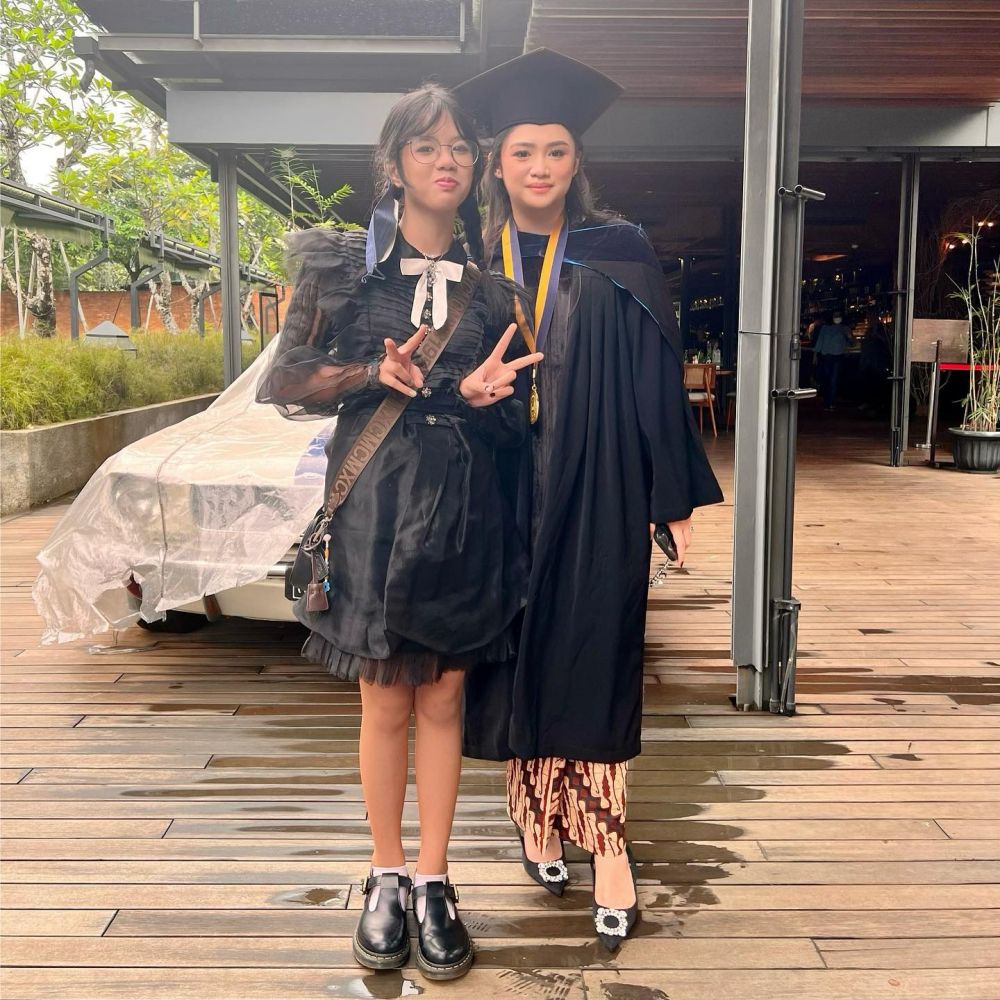 11 Gaya modis Safeea anak Ahmad Dhani yang kini beranjak remaja, busananya saat kondangan tuai sorotan