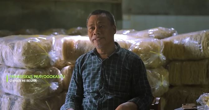 Pernah jadi pengamen hingga sopir bajaj, kisah pria kini sukses punya pabrik mi ini bikin kagum