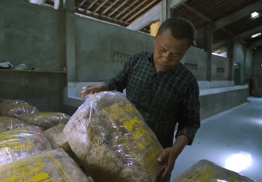 Pernah jadi pengamen hingga sopir bajaj, kisah pria kini sukses punya pabrik mi ini bikin kagum
