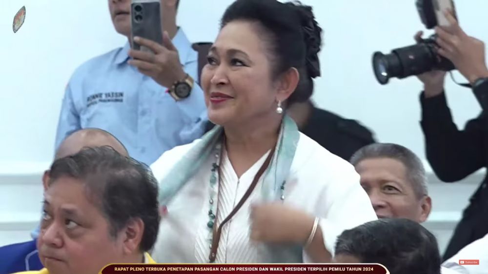 9 Momen penetapan presiden & wakil presiden RI terpilih, Prabowo Subianto peluk 'gemas' Anies Baswedan