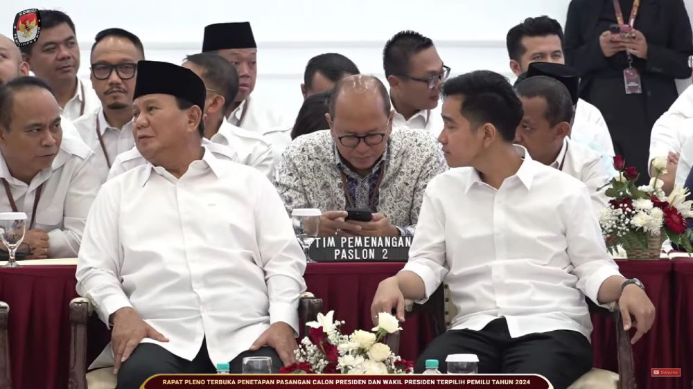 9 Momen penetapan presiden & wakil presiden RI terpilih, Prabowo Subianto peluk 'gemas' Anies Baswedan