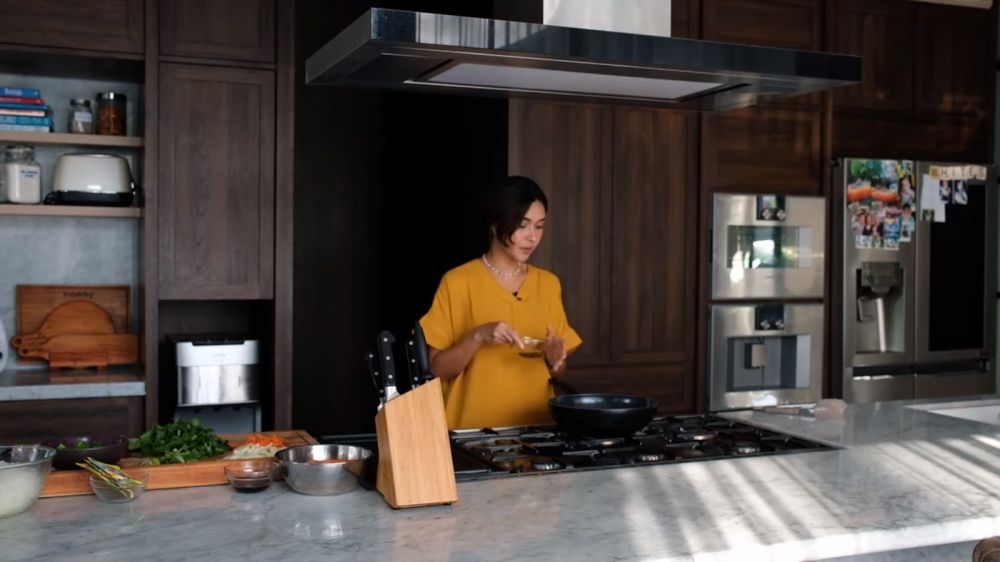 Kompornya mewah serasa jadi chef restoran bintang 5, ini 9 potret dapur Nana Mirdad usai direnovasi