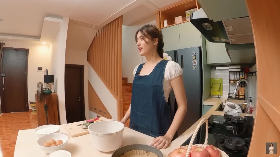 Turun tangga langsung tampak dapur, 9 potret tempat memasak Mawar de Jongh tanpa meja island mewah