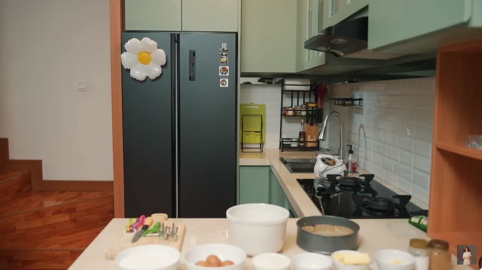 Turun tangga langsung tampak dapur, 9 potret tempat memasak Mawar de Jongh tanpa meja island mewah