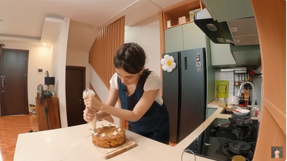 Turun tangga langsung tampak dapur, 9 potret tempat memasak Mawar de Jongh tanpa meja island mewah