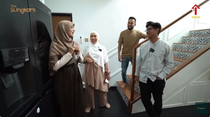 Letaknya tersembunyi di ruang bawah tanah, ini 9 potret dapur bersih Fitri Tropica ada mini marketnya