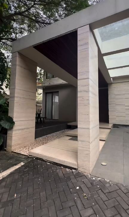 Baru lunasi cicilan KPR di usia 45 tahun, 9 potret dapur Meisya Siregar minimalis ada kitchen counter