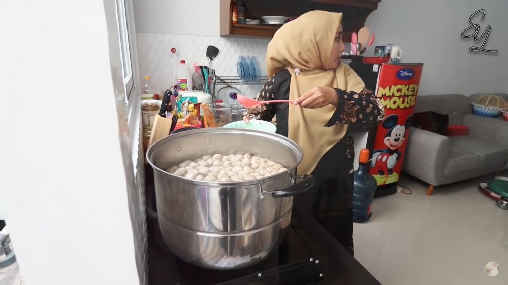 Punya rumah usai merantau jadi pedangdut, 7 potret dapur Selfi Yamma ini simpel tanpa perabotan mewah