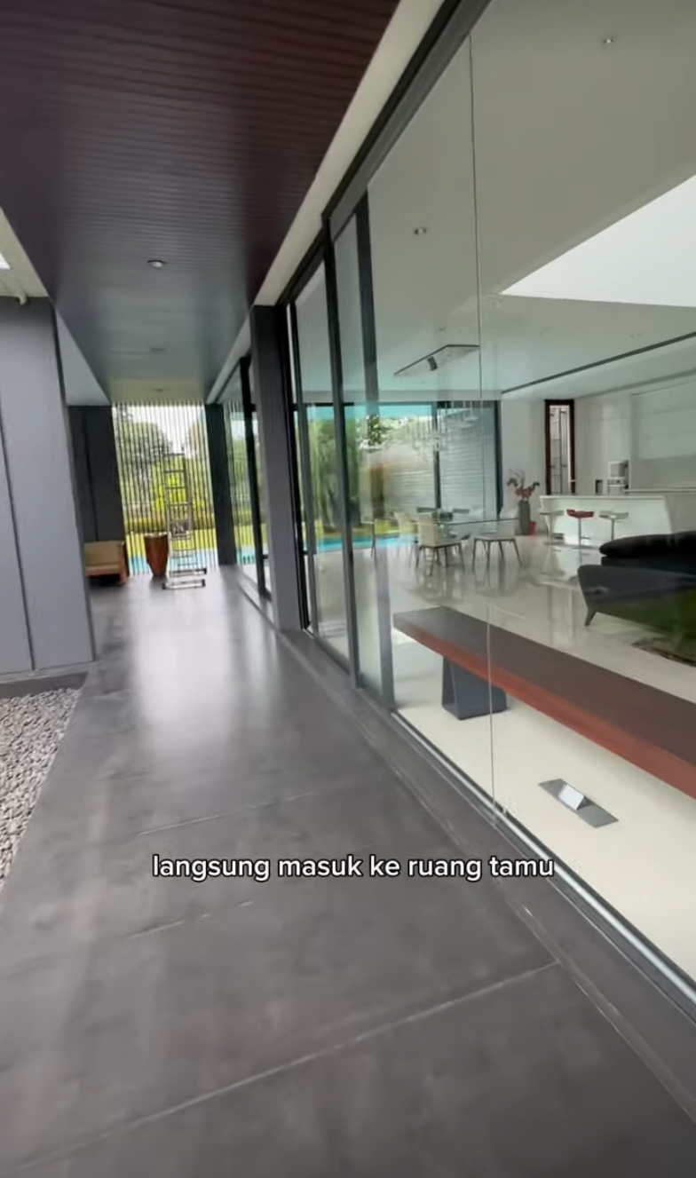 Rumah seluas 1000 meter persegi, 9 potret dapur bos skincare Valencia Nathania tanpa perabotan