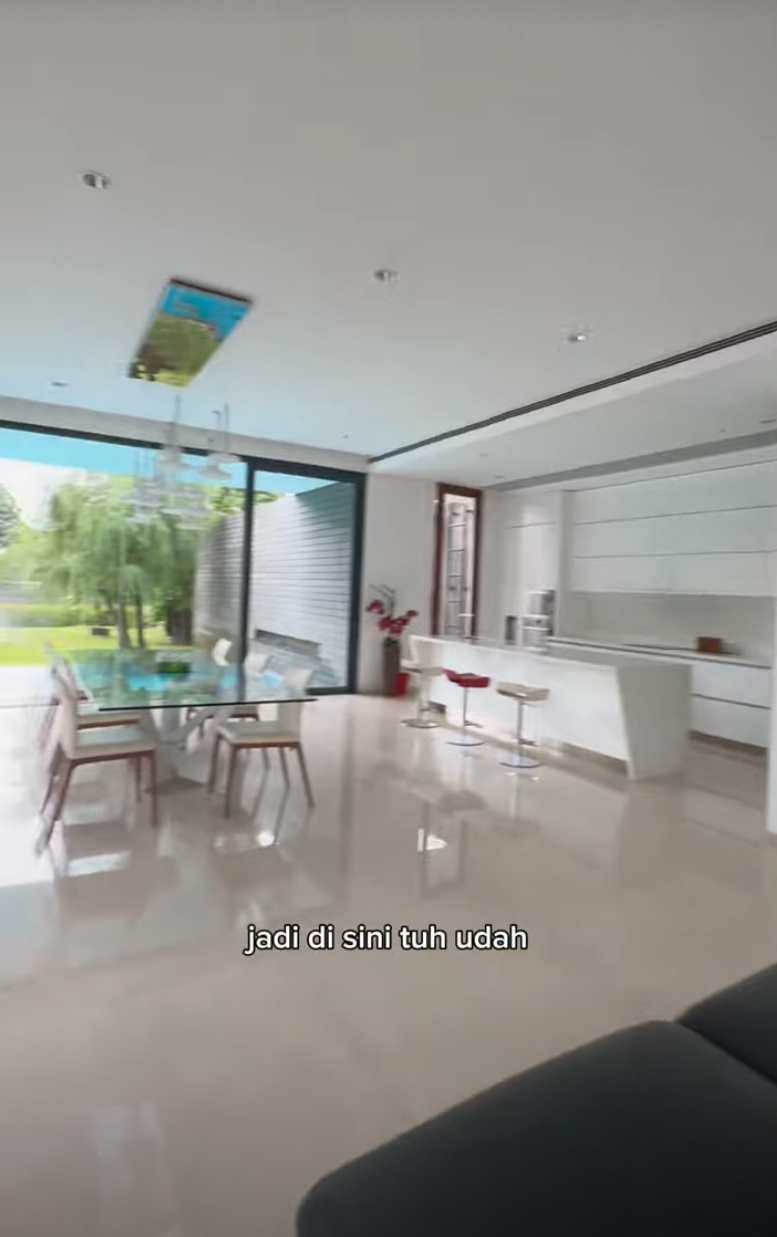 Rumah seluas 1000 meter persegi, 9 potret dapur bos skincare Valencia Nathania tanpa perabotan