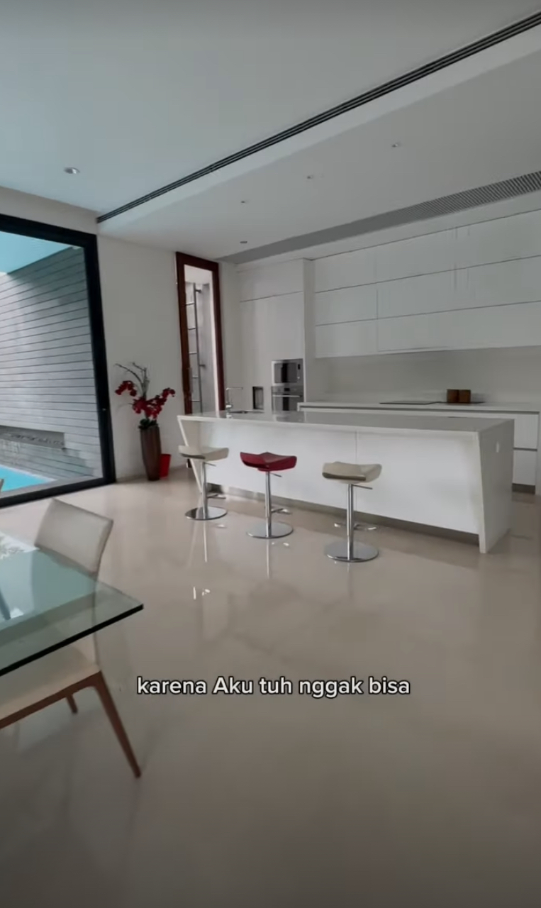 Rumah seluas 1000 meter persegi, 9 potret dapur bos skincare Valencia Nathania tanpa perabotan