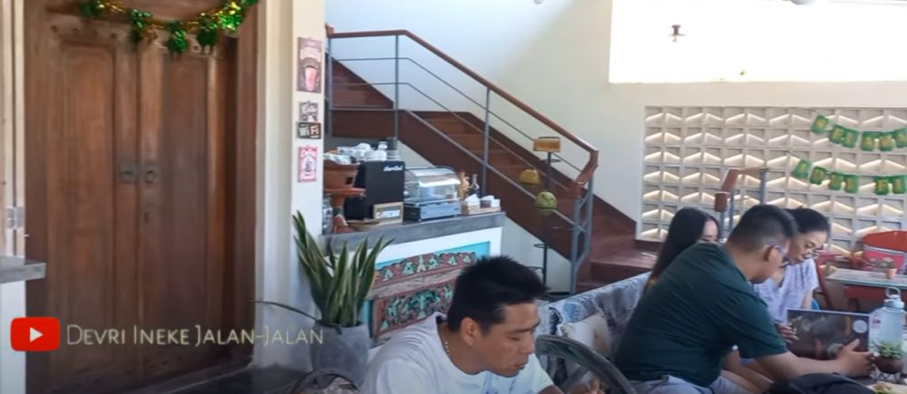 Punya rumah bernuansa alam diubah jadi tempat jualan, ini 10 potret warung Tamara Bleszynski di Bali