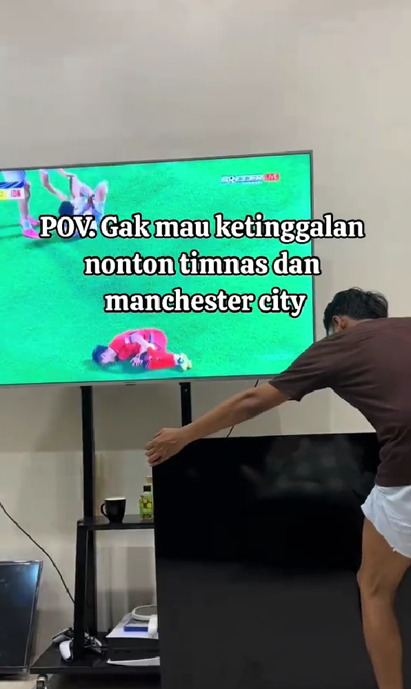 Momen unik pria nonton dua pertandingan sepak bola berbeda dalam satu waktu, caranya menarik dicoba