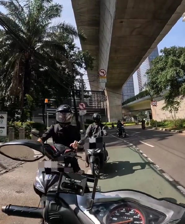 Bohong biar tertib, aksi driver ojek online sengaja tipu pengendara motor lawan arah ini tuai atensi