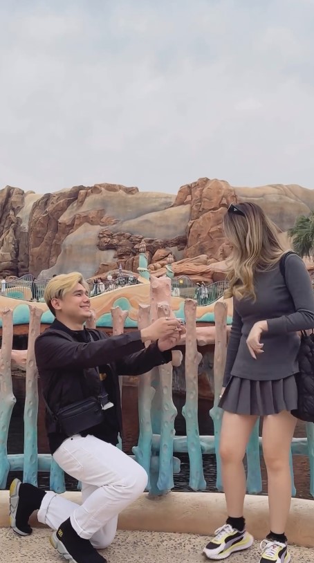 Mimpi jadi kenyataan, 9 momen Ranty Maria dilamar Rayn Wijaya di Disneyland usai 4 tahun pacaran