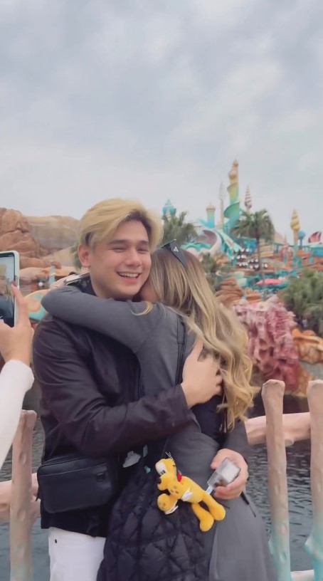 Mimpi jadi kenyataan, 9 momen Ranty Maria dilamar Rayn Wijaya di Disneyland usai 4 tahun pacaran