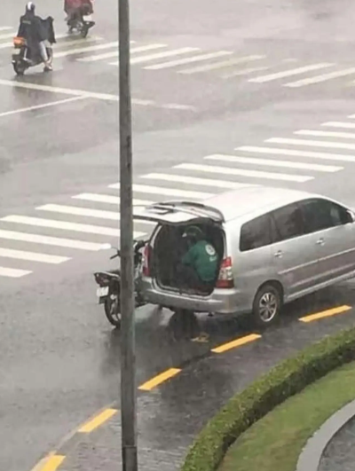 11 Potret kocak orang berteduh saat hujan ini idenya terlalu kreatif sampai bikin geleng kepala