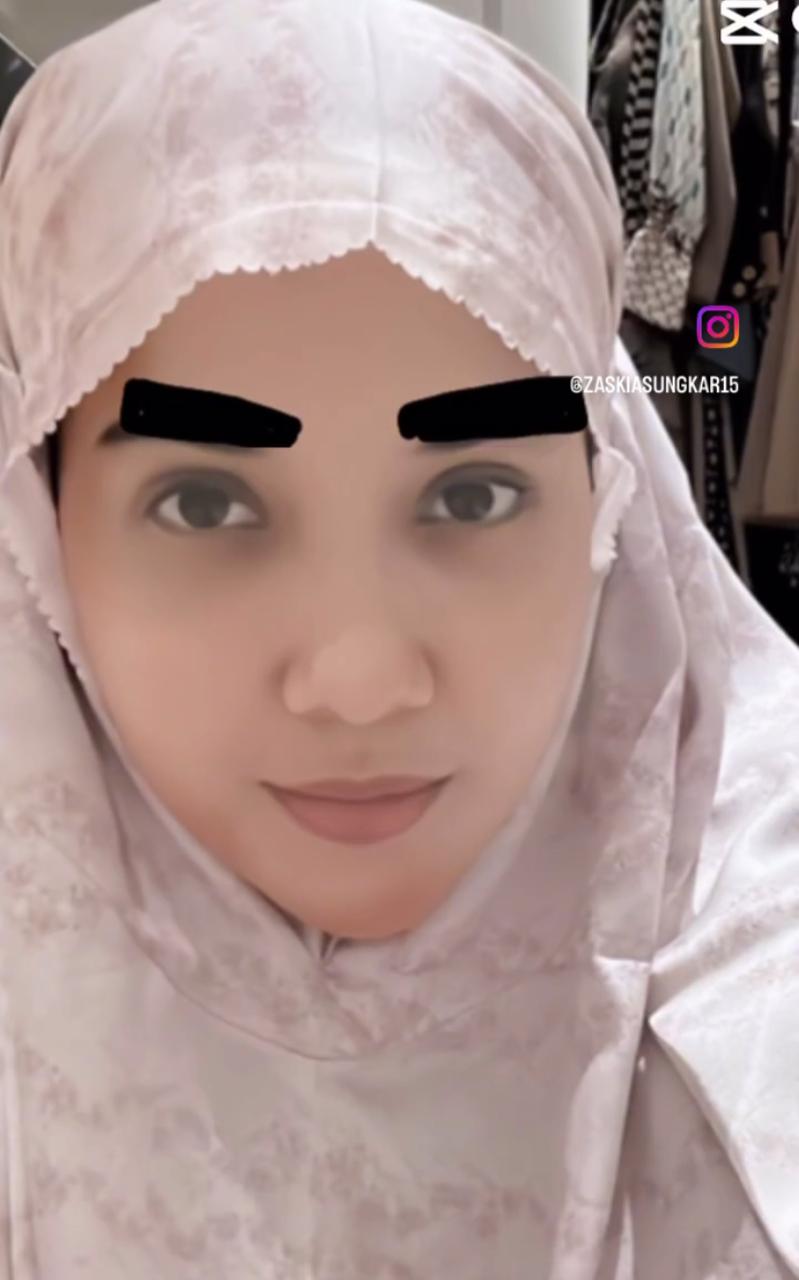 Jauh dari ekspektasi, 9 potret Zaskia Sungkar ikut tren makeup Asoka ini hasil riasannya bikin ngakak
