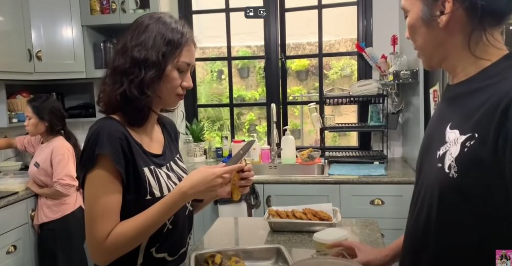 Rumahnya unik penuh barang antik, 9 potret dapur Bimbim Slank modern-minimalis dengan meja island