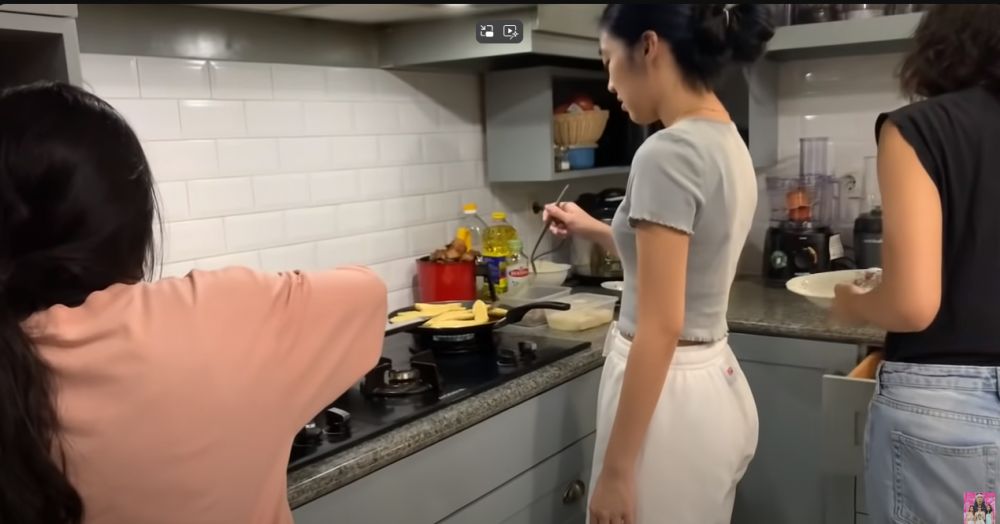 Rumahnya unik penuh barang antik, 9 potret dapur Bimbim Slank modern-minimalis dengan meja island