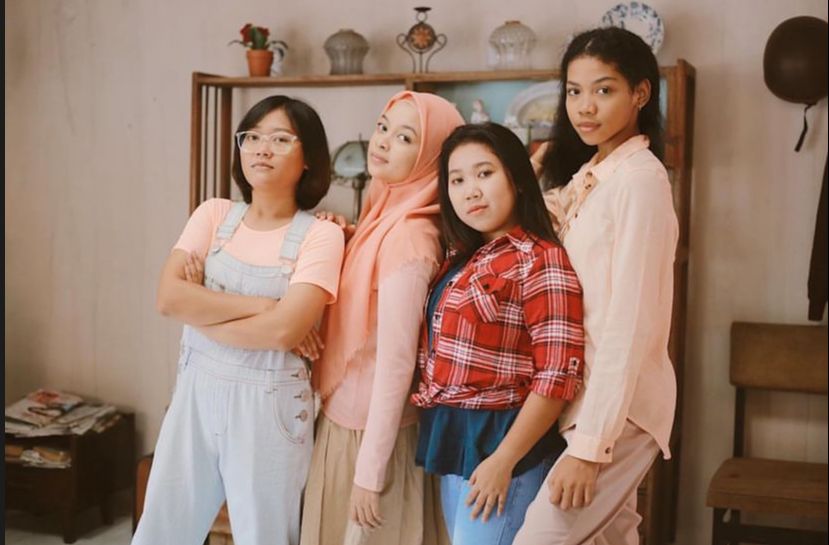 Dulu sama-sama tampil dekil di film, begini 9 transformasi pertemanan Zsa Zsa Utari dan Kiky Saputri