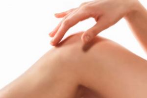 Tak perlu scrub pemutih, 7 cara cerahkan lutut hitam pakai bahan alami ini bikin kulit cerah merata