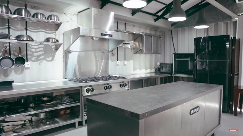 Terletak terbuka dengan dapur, 9 potret kamar Chef Renatta ini desain ranjangnya bikin salfok