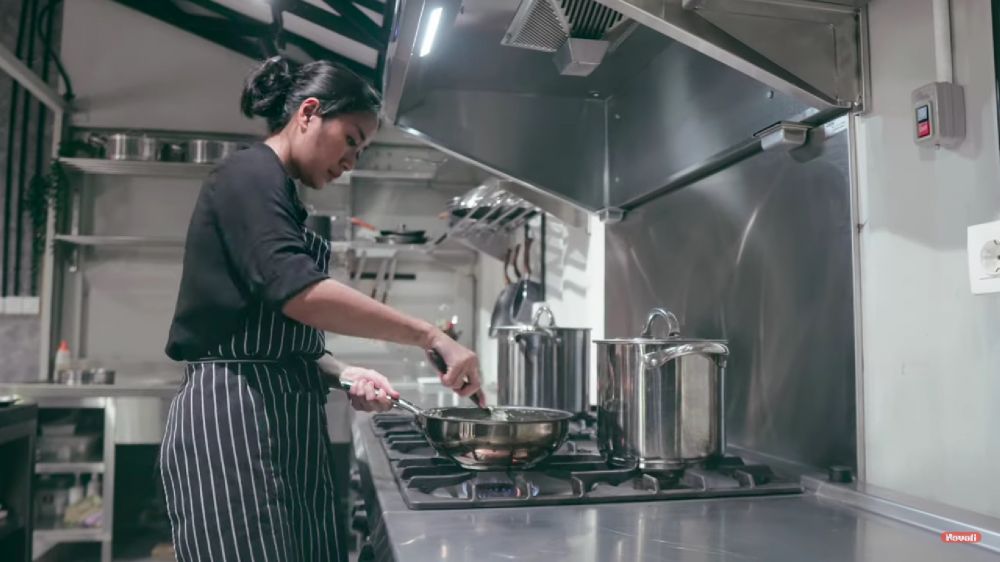 Terletak terbuka dengan dapur, 9 potret kamar Chef Renatta ini desain ranjangnya bikin salfok