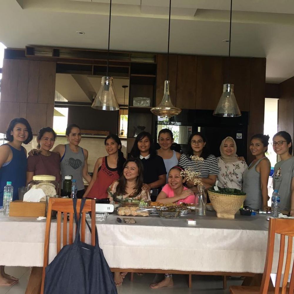 Tinggal di komplek rumah mewah daerah Jaksel, 9 potret dapur Irgi Achmad Fahrezi ini dominan kayu