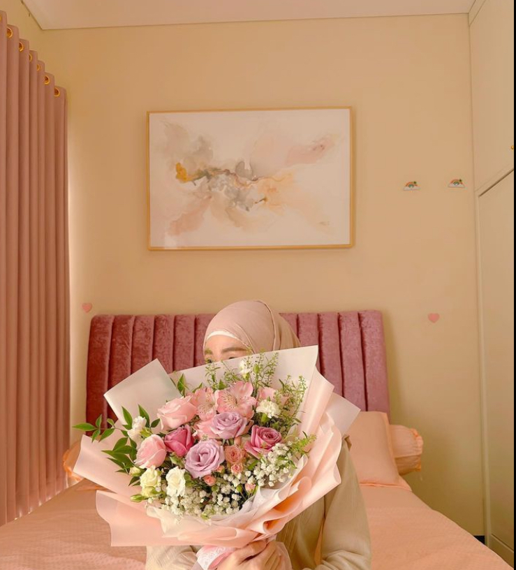 Penataannya rapi pol, 9 potret kamar tidur Larissa Chou dengan bedding pink ini tampilannya classy