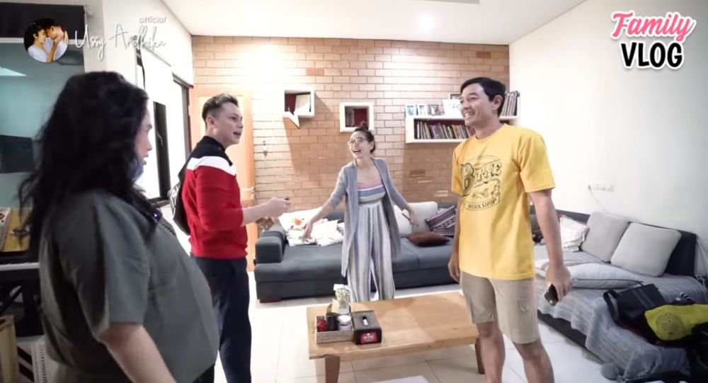 11 Potret ruang tamu Hesti Purwadinata, disebut mirip set lokasi syuting serial Malam Minggu Miko