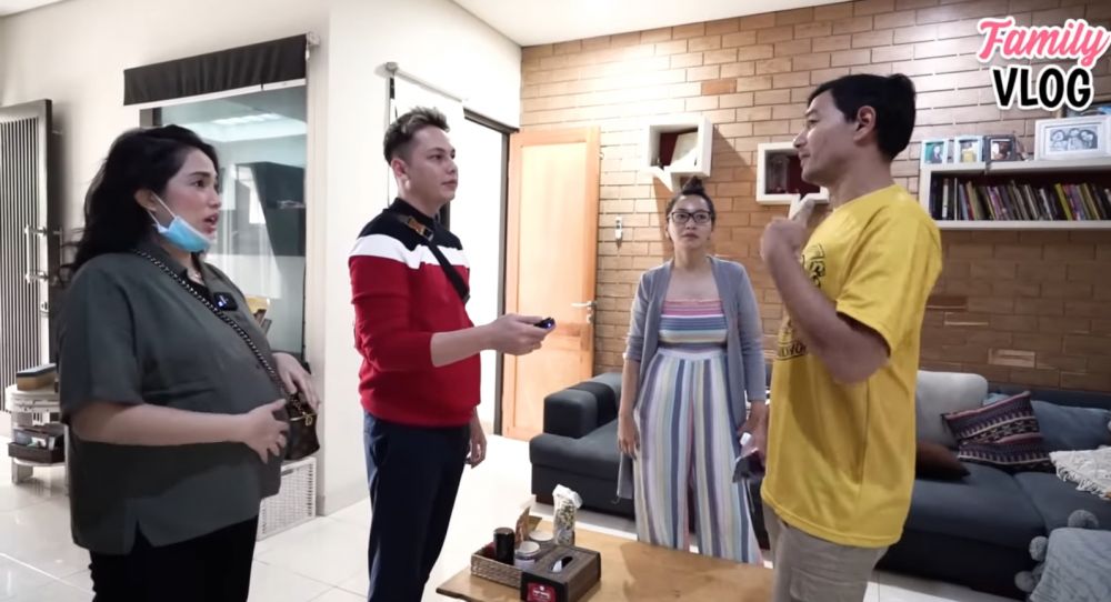 11 Potret ruang tamu Hesti Purwadinata, disebut mirip set lokasi syuting serial Malam Minggu Miko