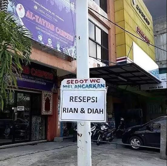 11 Potret kocak papan petunjuk lokasi pernikahan ini nyeleneh pol, bikin tamu auto mikir keras