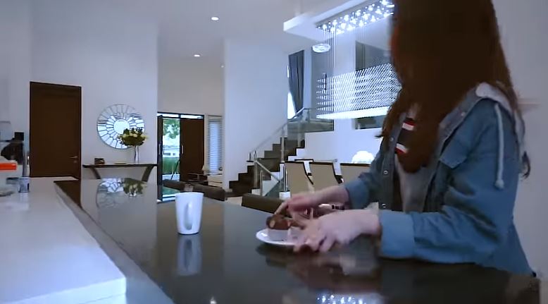 Usung konsep open space, 9 potret dapur Agatha Chelsea luas tanpa banyak perabotan