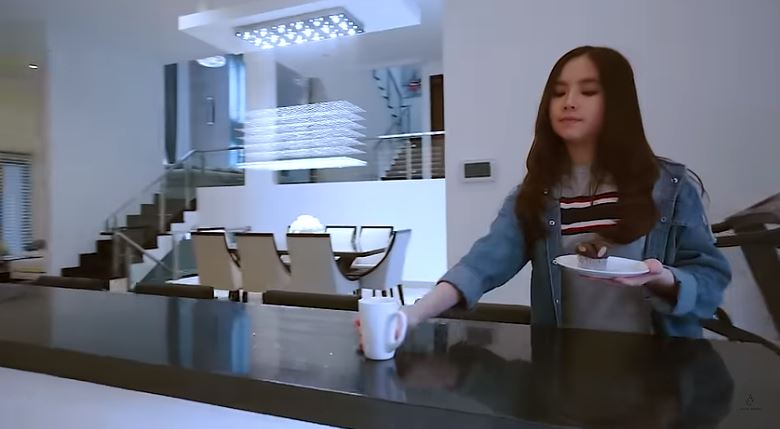 Usung konsep open space, 9 potret dapur Agatha Chelsea luas tanpa banyak perabotan